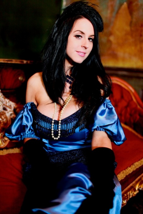 Лесбийские порнозвезды Луиза Дженсон и Пейдж Турнах целуются в старинной одежде картинка 3