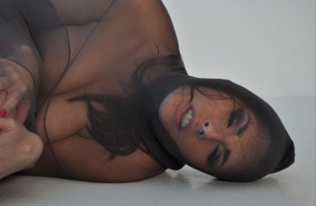 Кудрявая милфа Пейдж Тернах, одетая с головы до ног в колготки, раздвигает киску картинка 8