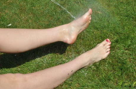 Британка Пиаже Турна лижет и сосет собственные пальцы ног на лужайке картинка 15