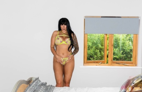 Пейдж Терна Дразнит в спальне большой задницей картинка 14