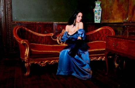 Лесбийские порнозвезды Луиза Дженсон и Пейдж Турнах целуются в старинной одежде картинка 4