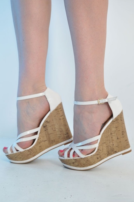 Соло-модель Нейлон Джейн демонстрирует свои ноги в нейлоновых чулках и без них картинка 7