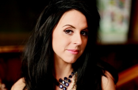 Лесбийские порнозвезды Луиза Дженсон и Пейдж Турнах целуются в старинной одежде картинка 6