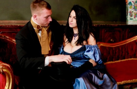 Лесбийские порнозвезды Луиза Дженсон и Пейдж Турнах целуются в старинной одежде картинка 8