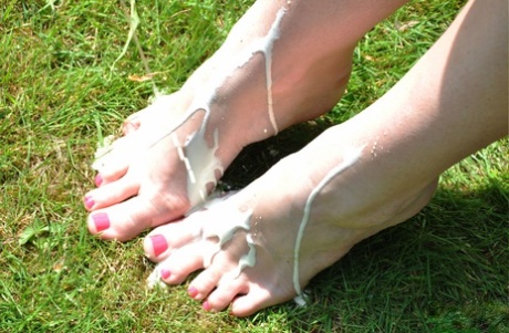 Британка Пиаже Турна лижет и сосет собственные пальцы ног на лужайке картинка 7