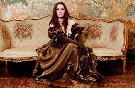 Сексуальная красотка в чулках Пейдж Тернах обнажает свои красивые сиськи и розовую киску картинка 1