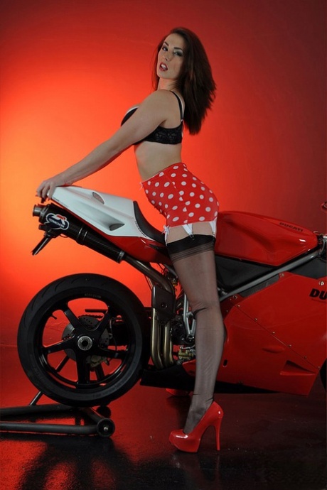 Британская модель Пейдж Турнах дразнится в поясе в горошек на мотоцикле картинка 3
