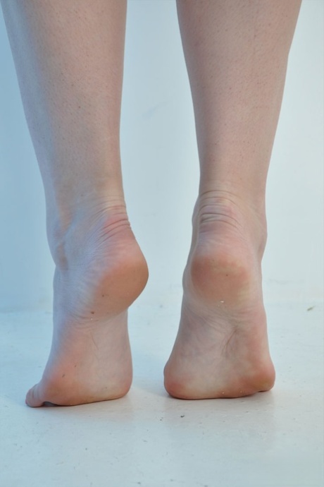 Соло-модель Нейлон Джейн демонстрирует свои ноги в нейлоновых чулках и без них картинка 3