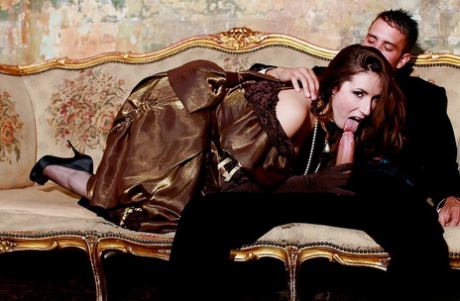 Похотливая брюнетка делает минет и получает жесткий трах картинка 1