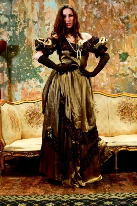 Порнозвезда Пейдж Тернах позволяет своему длинному платью задираться вверх и прикрывать голую задницу картинка 4