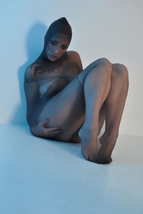 Кудрявая милфа Пейдж Тернах, одетая с головы до ног в колготки, раздвигает киску картинка 7