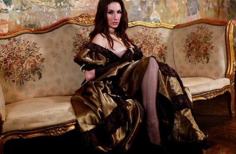 Сексуальная красотка в чулках Пейдж Тернах обнажает свои красивые сиськи и розовую киску картинка 6