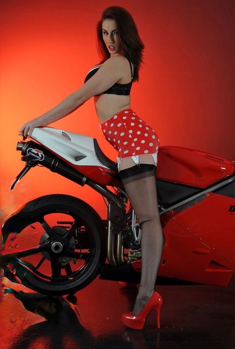 Британская модель Пейдж Турнах дразнится в поясе в горошек на мотоцикле картинка 1