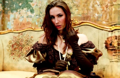 Порнозвезда Пейдж Тернах позволяет своему длинному платью задираться вверх и прикрывать голую задницу картинка 3