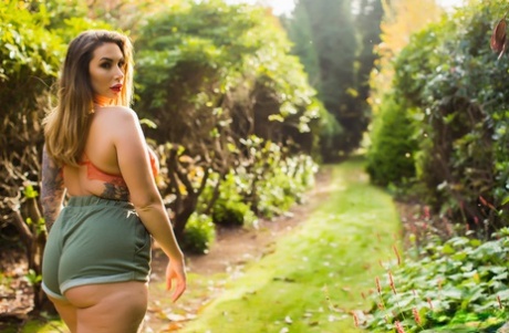 Толстая самка Пейдж Тернах обнажает свои сиськи на заднем дворе в шортах картинка 2