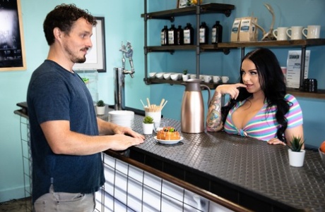 Пышная брюнетка Пейтон Пресли занимается сексом со своим другом-мужчиной после завтрака картинка 5