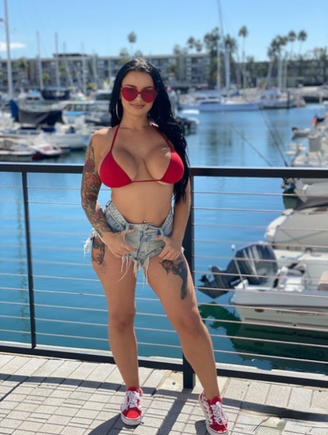 Молоденькая брюнетка Пейтон Пресли моделирует бикини перед тем, как съесть задницу и трахнуться картинка 2