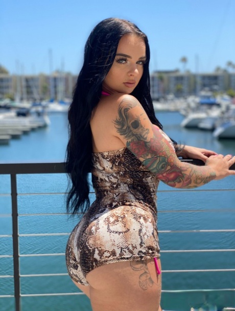 Горячая брюнетка Пейтон Пресли позирует в розовом бикини перед минетом от первого лица картинка 1