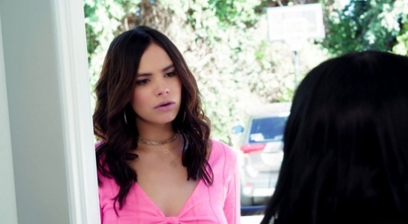 Британские девушки Пэйтон Пресли и Кулеана принимают участие в своем первом лесбийском опыте картинка 1