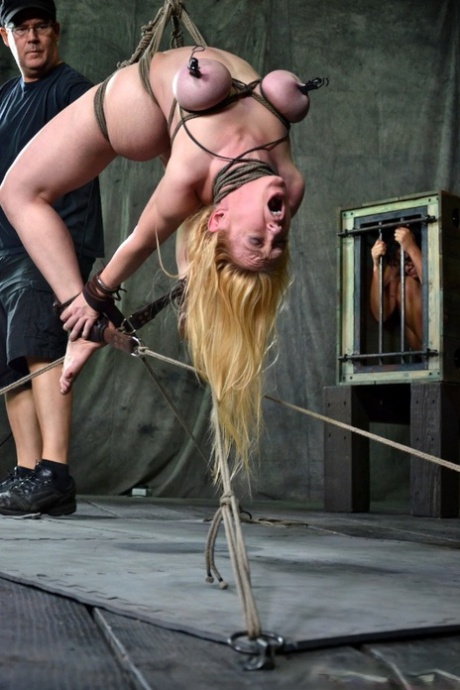 Женщин-секс-рабынь мастурбируют против их воли в темнице картинка 1