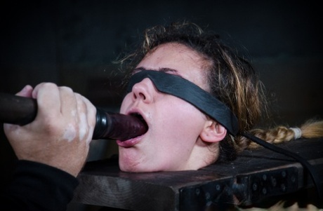 Обнаженная белая девушка Пенни Барбер щеголяет жирным телом, находясь взаперти в темнице картинка 9