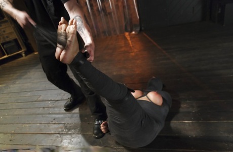 Занудная мамаша Пенни Барбер прикована цепью к полу для болезненной порки ногами картинка 4