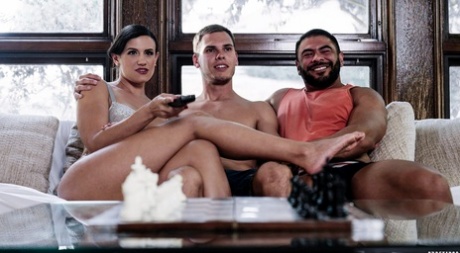 Красивая брюнетка Пенни Барбер участвует в сексе втроем с парнями-бисексуалами картинка 3