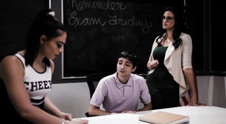 Мисс Хенсли Пенни Барбер просит одну из своих учениц, Сандру Софию Бернс, остаться картинка 2