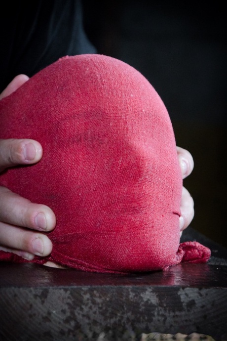 Обнаженная белая девушка Пенни Барбер щеголяет жирным телом, находясь взаперти в темнице картинка 4