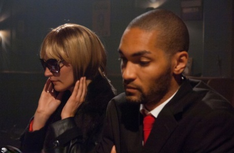 Бледную рыжеволосую заключают в рабство перед ее первым межрасовым трахом картинка 1