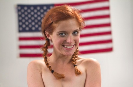 Рыжеволосую девушку бьет током во время проникновения лесбиянки картинка 3