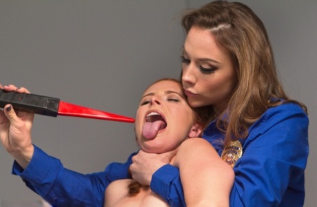 Рыжеволосую девушку бьет током во время проникновения лесбиянки картинка 5