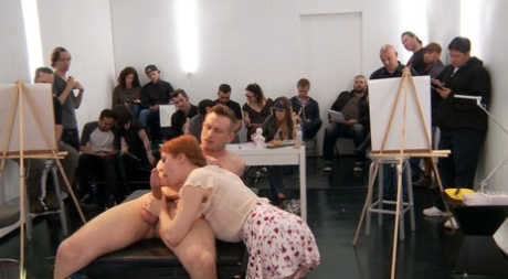 Грудастая рыжеволосая Пенни Пакс подвешена на веревках во время секса на публике картинка 5