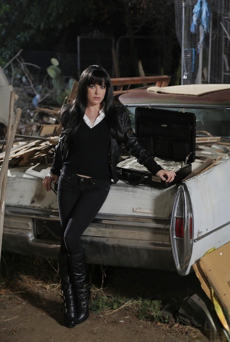 Брюнетка порнозвезда Пенни Пакс демонстрирует свою потрясающую сочную попку картинка 1