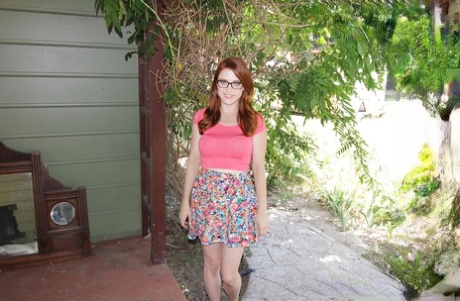 Любительская красотка Пенни Пакс демонстрирует свою сексуальную попку в юбке на открытом воздухе картинка 1