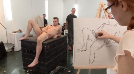 Грудастая рыжеволосая Пенни Пакс подвешена на веревках во время секса на публике картинка 4