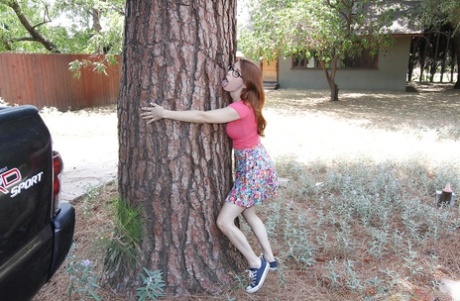 Любительская красотка Пенни Пакс демонстрирует свою сексуальную попку в юбке на открытом воздухе картинка 8