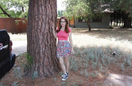 Любительская красотка Пенни Пакс демонстрирует свою сексуальную попку в юбке на открытом воздухе картинка 7