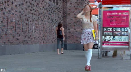 Грудастая рыжеволосая Пенни Пакс подвешена на веревках во время секса на публике картинка 2