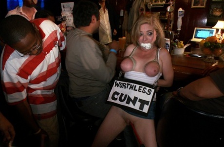 Пенни Пакс полностью опозорена во время публичной групповухи в баре картинка 1