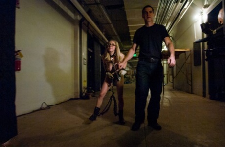 Блондинка Пенни Пакс берет его в задницу, пока ее держат в рабстве картинка 1