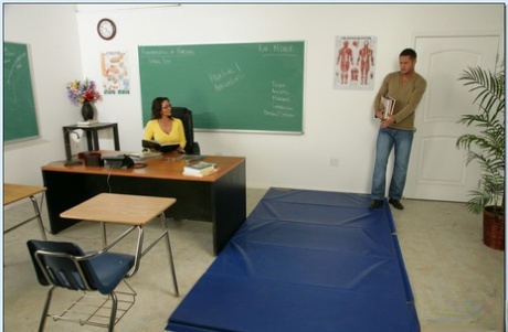 Зрелая учительница Персия Монир обнажает соблазнительное тело и жестко трахается картинка 1