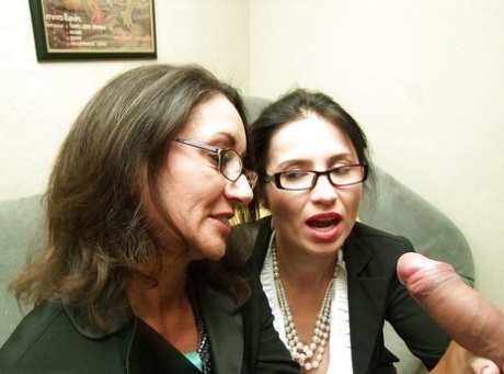 Похотливые зрелые брюнетки в очках по очереди мастурбируют картинка 14