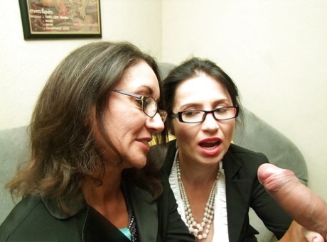 Полностью одетые зрелые красотки в очках по очереди дрочат твердый член картинка 14