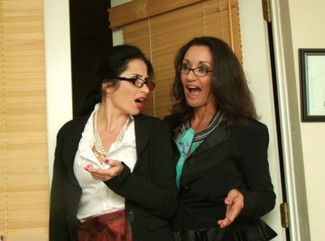 Одетая женщина Татьяна Петрова и Персия застают коллегу дрочащим свой большой член картинка 2