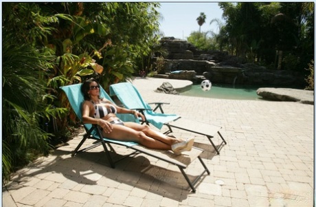 Зрелую брюнетку Персию Монир раздели до бикини и трахнули на открытом воздухе картинка 1