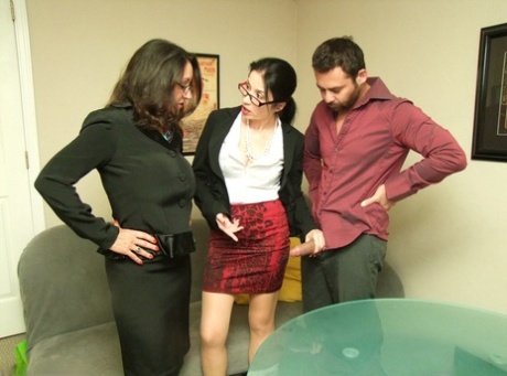 Зрелые женщины Персия Минор и Татьяна Петрова дрочат член в одежде картинка 6