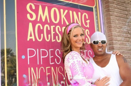 Милфа с большой грудью Феникс Мари показывает свою бритую пизду картинка 1