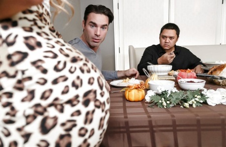 Грудастые порнозвезды Кайла Кайден и Феникс Мари занимаются сексом втроем картинка 2