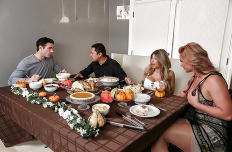 Грудастые порнозвезды Кайла Кайден и Феникс Мари занимаются сексом втроем картинка 1